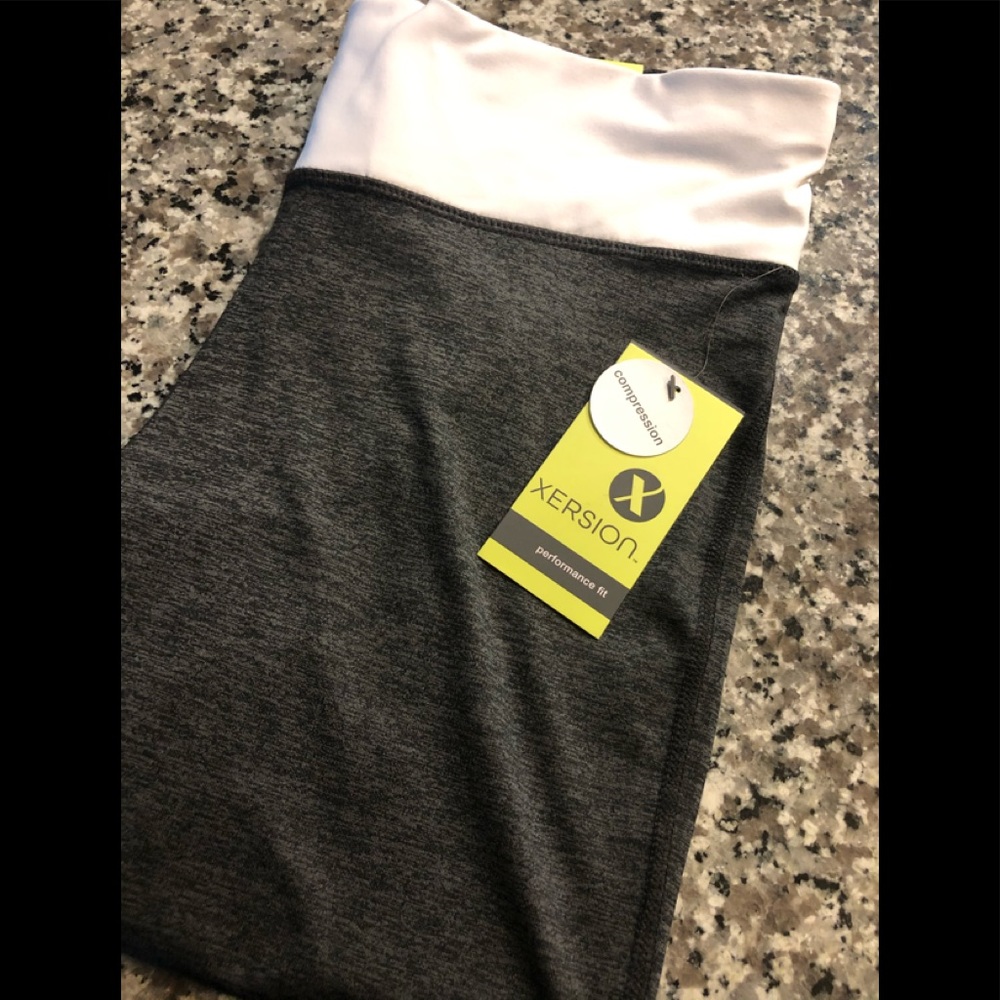 Performance compression leggings Size L NWT 🖤